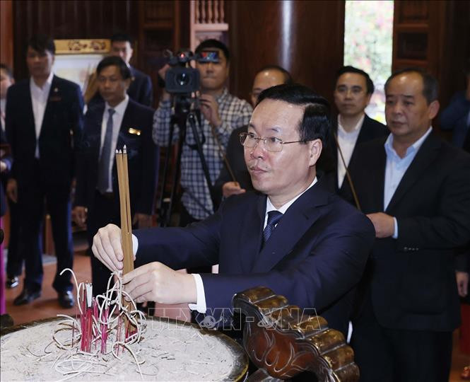 Chủ tịch nước Võ Văn Thưởng dâng hương tưởng niệm Chủ tịch Hồ Chí Minh tại Khu Di tích Quốc gia đặc biệt Kim Liên, Nam Đàn, Nghệ An. Ảnh: TTXVN
