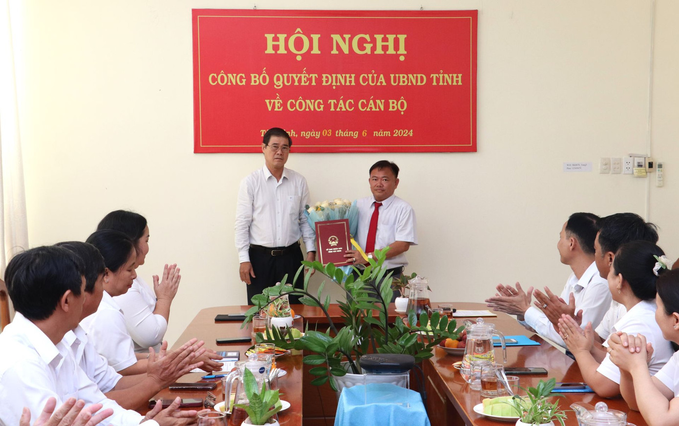 Phó Chủ tịch UBND tỉnh Tây Ninh Trần Văn Chiến trao quyết định và tặng hoa chúc mừng ông Hà Minh Dảo. Phó Chủ tịch UBND tỉnh Tây Ninh Trần Văn Chiến trao quyết định và tặng hoa chúc mừng ông Hà Minh Dảo.