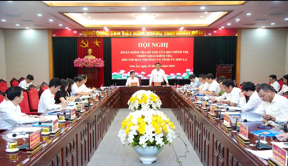 Đoàn kiểm tra của Bộ Chính trị làm việc với Ban Thường vụ Tỉnh ủy Sơn La. Ảnh: Báo Sơn La Đoàn kiểm tra của Bộ Chính trị làm việc với Ban Thường vụ Tỉnh ủy Sơn La. Ảnh: Báo Sơn La