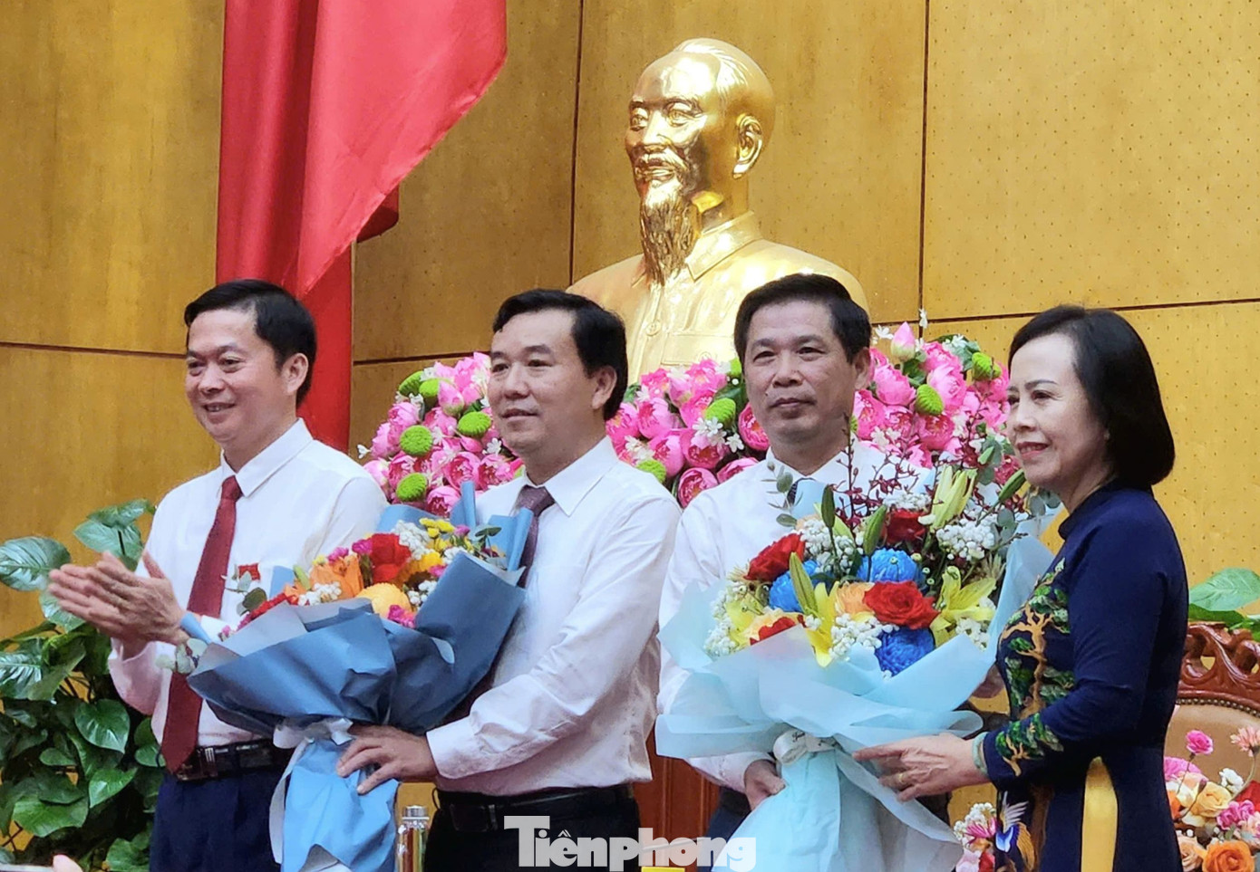 Lãnh đạo HĐND tỉnh Lạng Sơn tặng hoa chúc mừng hai ông Nguyễn Hữu Chiến, Lý Việt Hưng (giữa). Ảnh: Duy Chiến Lãnh đạo HĐND tỉnh Lạng Sơn tặng hoa chúc mừng hai ông Nguyễn Hữu Chiến, Lý Việt Hưng (giữa). Ảnh: Duy Chiến