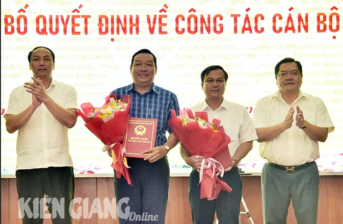 Phó Bí thư Tỉnh ủy, Chủ tịch UBND tỉnh Kiên Giang Lâm Minh Thành (bìa trái) trao quyết cho đồng chí Nguyễn Văn Mao (thứ hai, từ trái qua) và Trương Quốc Bảo (thứ hai từ phải qua).
