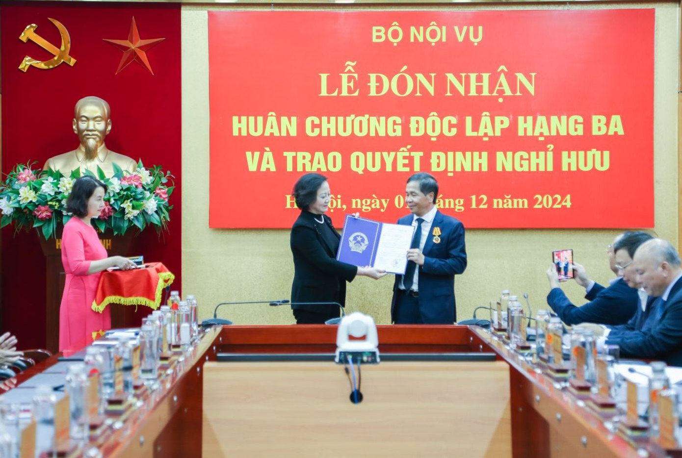 Bộ trưởng Bộ Nội vụ Phạm Thị Thanh Trà trao quyết định cho ông Triệu Văn Cường.