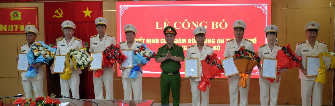 Trao quyết định và tặng hoa chúc mừng các đồng chí được điều động, bổ nhiệm