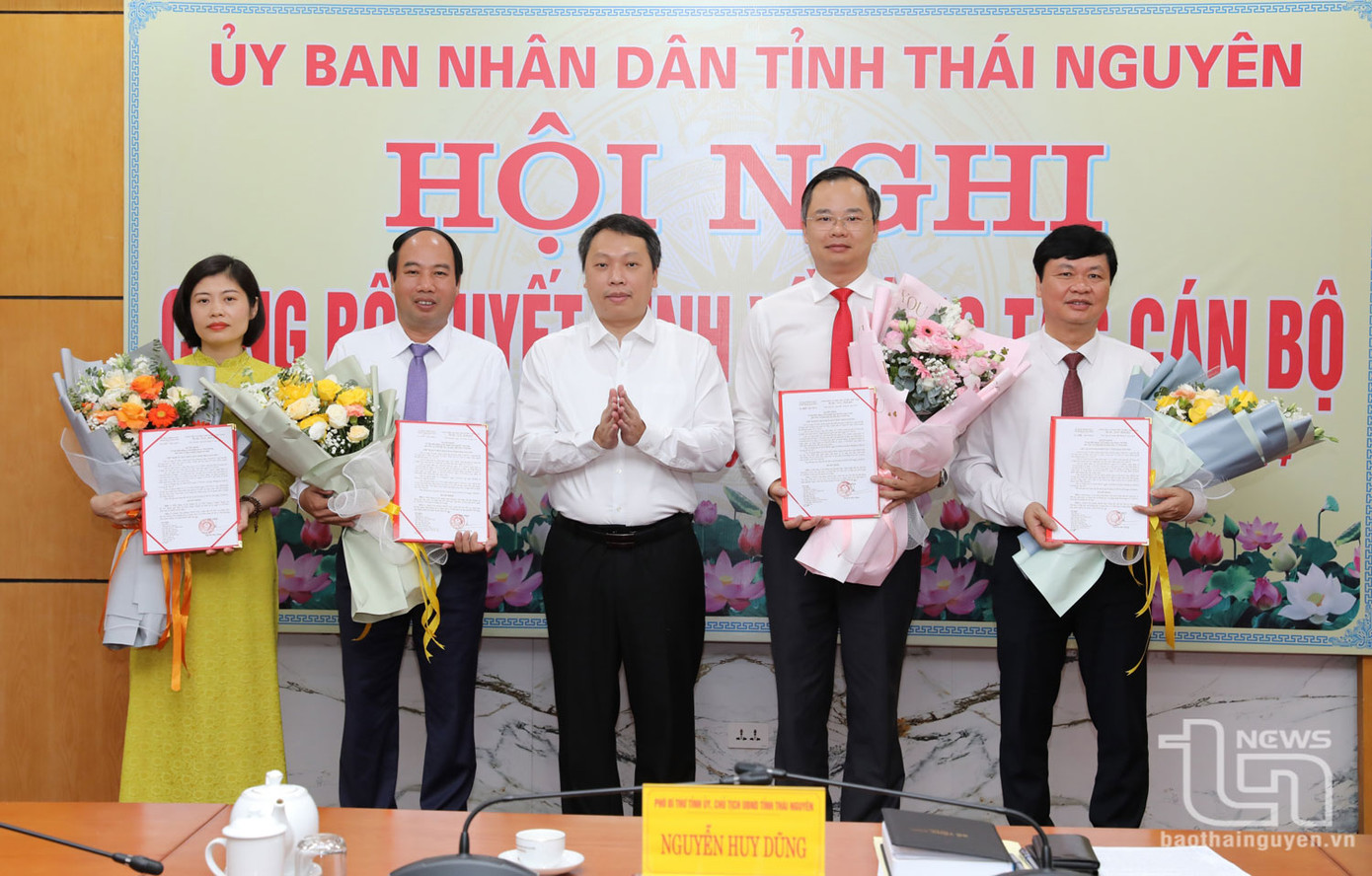 Chủ tịch UBND tỉnh Thái Nguyên Nguyễn Huy Dũng trao quyết định, chúc mừng các cán bộ được điều động, bổ nhiệm. Ảnh: Báo Thái Nguyên