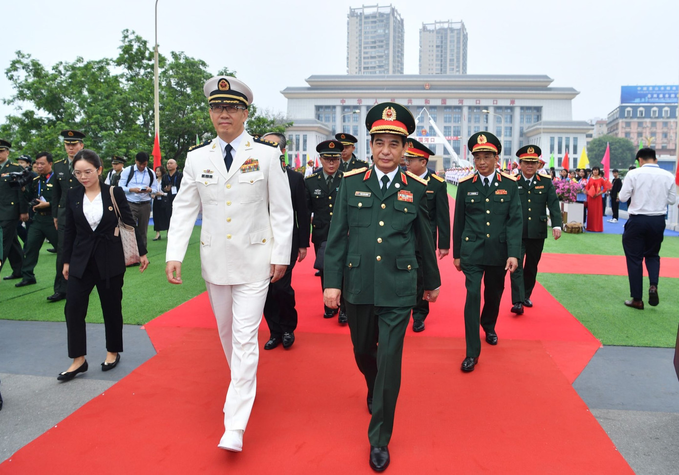 Chương trình giao lưu lần này diễn ra dưới sự đồng chủ trì của Đại tướng Phan Văn Giang, Bộ trưởng Bộ Quốc phòng Việt Nam và Thượng tướng Đổng Quân, Bộ trưởng Bộ Quốc phòng Trung Quốc, bao gồm các hoạt động diễn ra tại hai tỉnh Lào Cai (Việt Nam) và Vân Nam (Trung Quốc) trong hai ngày 11 và 12/4.