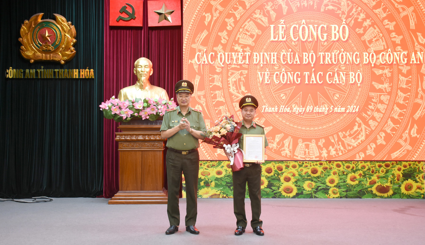 Thừa ủy quyền của lãnh đạo Bộ Công an, Thiếu tướng Trần Phú Hà, Giám đốc Công an tỉnh trao Quyết định cho Đại tá Lê Ngọc Anh.