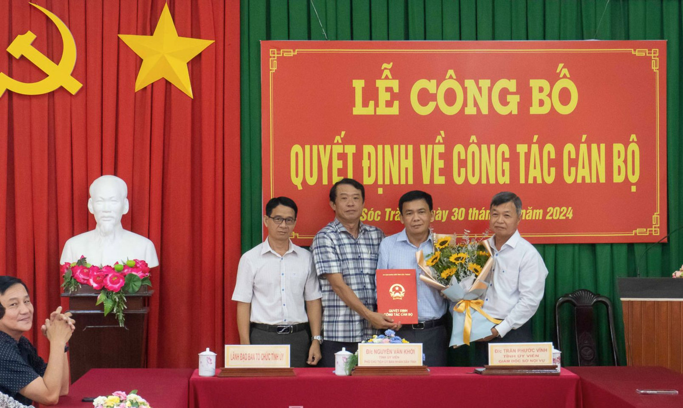 Ông Nguyễn Văn Khởi - Tỉnh ủy viên, Phó Chủ tịch UBND tỉnh Sóc Trăng (thứ 3 bên phải) trao quyết định bổ nhiệm cho ông Lâm Hoàng Mẫu (thứ 2 bên phải). Ảnh: Báo Sóc Trăng Ông Nguyễn Văn Khởi - Tỉnh ủy viên, Phó Chủ tịch UBND tỉnh Sóc Trăng (thứ 3 bên phải) trao quyết định bổ nhiệm cho ông Lâm Hoàng Mẫu (thứ 2 bên phải). Ảnh: Báo Sóc Trăng