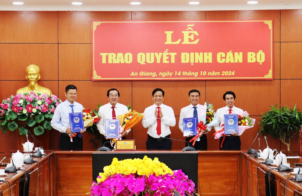 Phó Bí thư Tỉnh ủy, Chủ tịch UBND tỉnh An Giang Hồ Văn Mừng trao quyết định cho các cán bộ Phó Bí thư Tỉnh ủy, Chủ tịch UBND tỉnh An Giang Hồ Văn Mừng trao quyết định cho các cán bộ