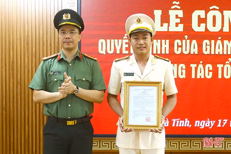 Đại tá Nguyễn Hồng Phong - Giám đốc Công an tỉnh Hà Tĩnh trao quyết định cho Trung tá Đặng Văn Đức. Ảnh: Báo Hà Tĩnh