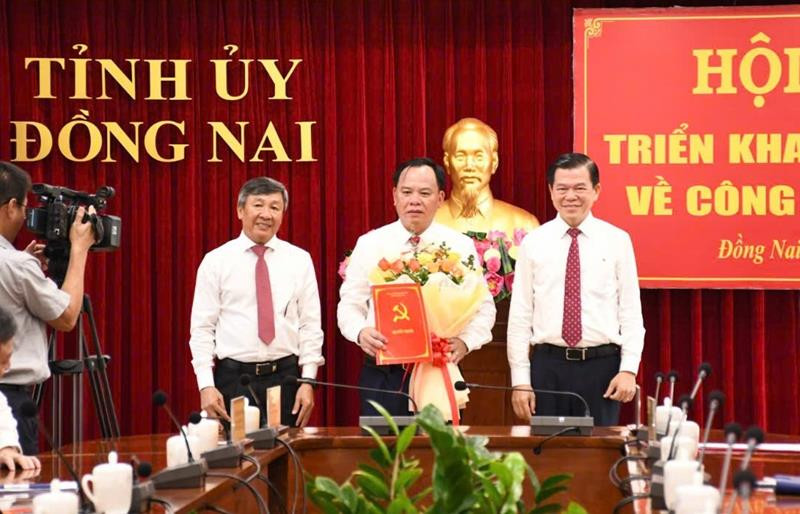 Ông Nguyễn Hồng Lĩnh, Ủy viên Trung ương Đảng, Bí thư Tỉnh ủy; Hồ Thanh Sơn, Phó Bí thư thường trực Tỉnh ủy trao quyết định và chúc mừng ông Võ Tấn Đức Ông Nguyễn Hồng Lĩnh, Ủy viên Trung ương Đảng, Bí thư Tỉnh ủy; Hồ Thanh Sơn, Phó Bí thư thường trực Tỉnh ủy trao quyết định và chúc mừng ông Võ Tấn Đức