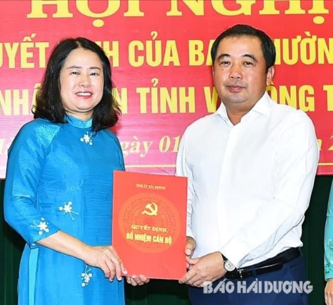 Bí thư Tỉnh ủy Trần Đức Thắng trao quyết định của Ban Thường vụ Tỉnh ủy cho đồng chí Trần Thị Thanh Thảo. Ảnh: Báo Hải Dương Bí thư Tỉnh ủy Trần Đức Thắng trao quyết định của Ban Thường vụ Tỉnh ủy cho đồng chí Trần Thị Thanh Thảo. Ảnh: Báo Hải Dương