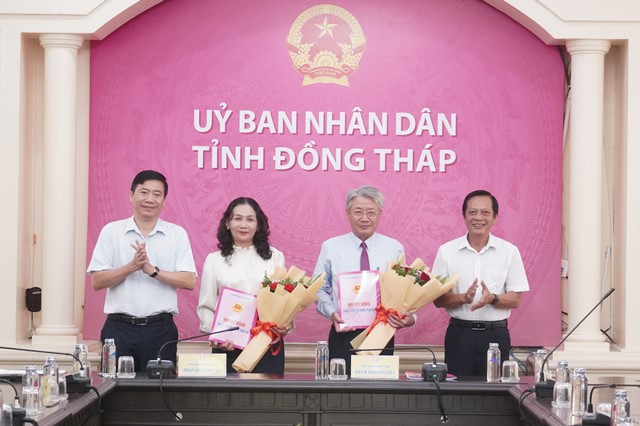 Ông Phạm Thiện Nghĩa - Phó Bí thư Tỉnh ủy, Chủ tịch UBND tỉnh (bìa trái) trao quyết định cho ông Nguyễn Hữu Xuân (thứ 2 từ phải sang) và bà Lê Thị Kim Ngân (thứ 2 từ trái sang). Ông Phạm Thiện Nghĩa - Phó Bí thư Tỉnh ủy, Chủ tịch UBND tỉnh (bìa trái) trao quyết định cho ông Nguyễn Hữu Xuân (thứ 2 từ phải sang) và bà Lê Thị Kim Ngân (thứ 2 từ trái sang).