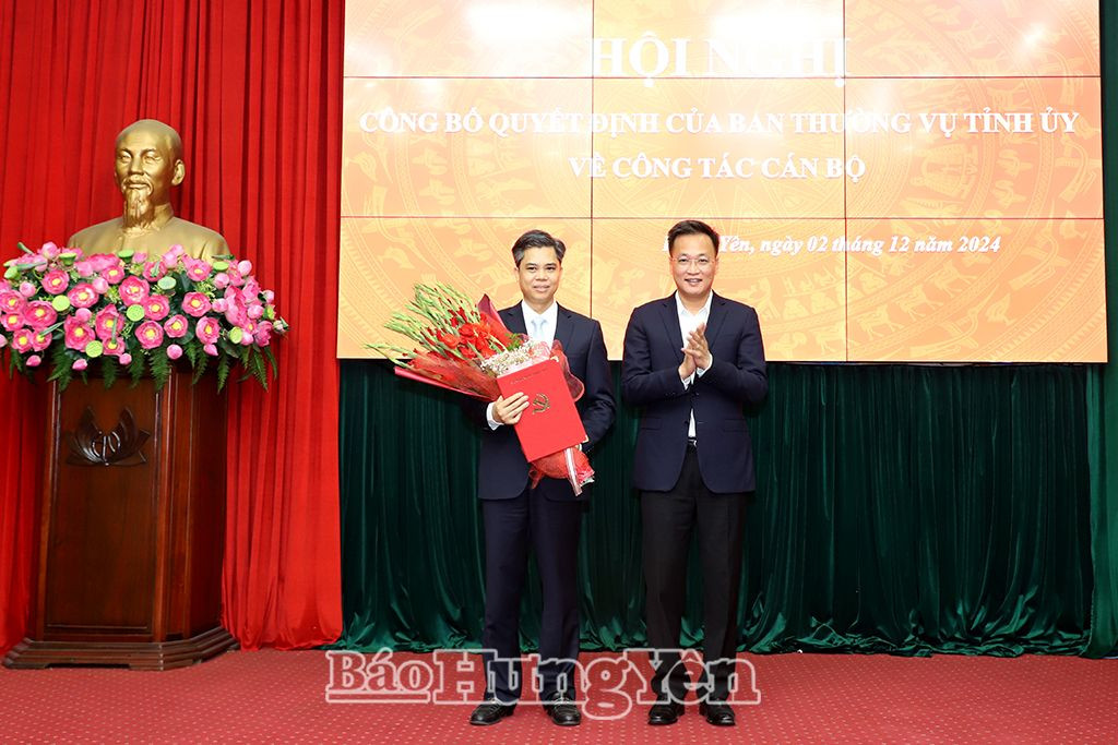 Bí thư Tỉnh ủy Nguyễn Hữu Nghĩa trao quyết định và tặng hoa tân Trưởng Ban Nội chính Tỉnh ủy Nguyễn Văn Chiến. Ảnh: Báo Hưng Yên Bí thư Tỉnh ủy Nguyễn Hữu Nghĩa trao quyết định và tặng hoa tân Trưởng Ban Nội chính Tỉnh ủy Nguyễn Văn Chiến. Ảnh: Báo Hưng Yên