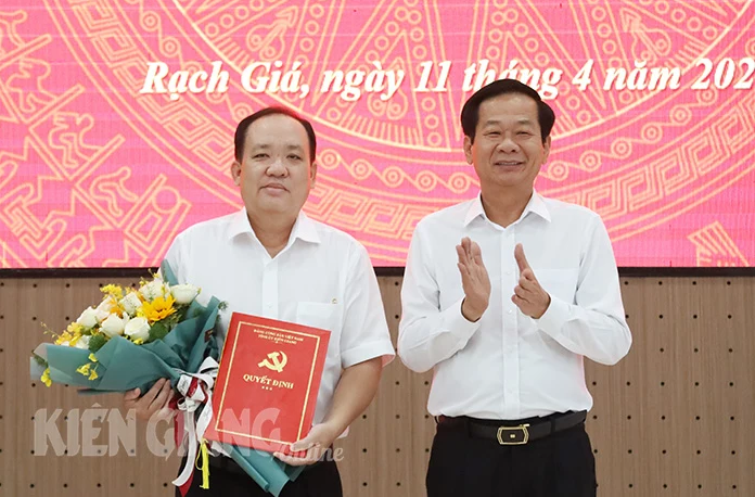 Bí thư Tỉnh ủy Kiên Giang Đỗ Thanh Bình trao quyết định, tặng hoa chúc mừng ông Nguyễn Thanh Phong