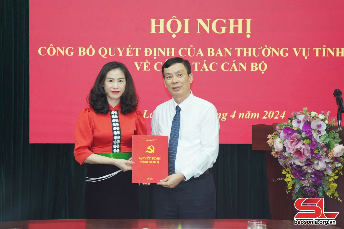 Trao quyết định của Ban Thường vụ Tỉnh ủy cho bà Lò Linh Loan. Ảnh: Báo Sơn La