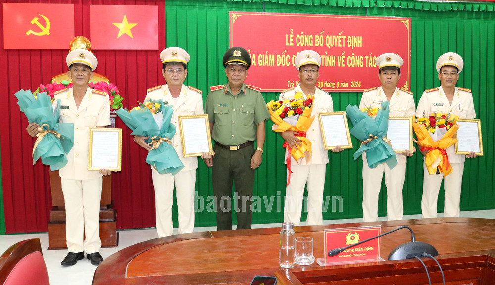 Thiếu tướng Kiên Rịnh, Phó Giám đốc Công an tỉnh Trà Vinh trao quyết định và tặng hoa chúc mừng các đồng chí được điều động và bổ nhiệm. Thiếu tướng Kiên Rịnh, Phó Giám đốc Công an tỉnh Trà Vinh trao quyết định và tặng hoa chúc mừng các đồng chí được điều động và bổ nhiệm.