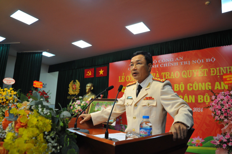 Đại tá Hoà Quang Tưng, tân Phó cục trưởng Cục An ninh chính trị nội bộ phát biểu nhận nhiệm vụ.