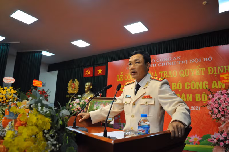 Đại tá Hoà Quang Tưng, tân Phó cục trưởng Cục An ninh chính trị nội bộ phát biểu nhận nhiệm vụ. Đại tá Hoà Quang Tưng, tân Phó cục trưởng Cục An ninh chính trị nội bộ phát biểu nhận nhiệm vụ.