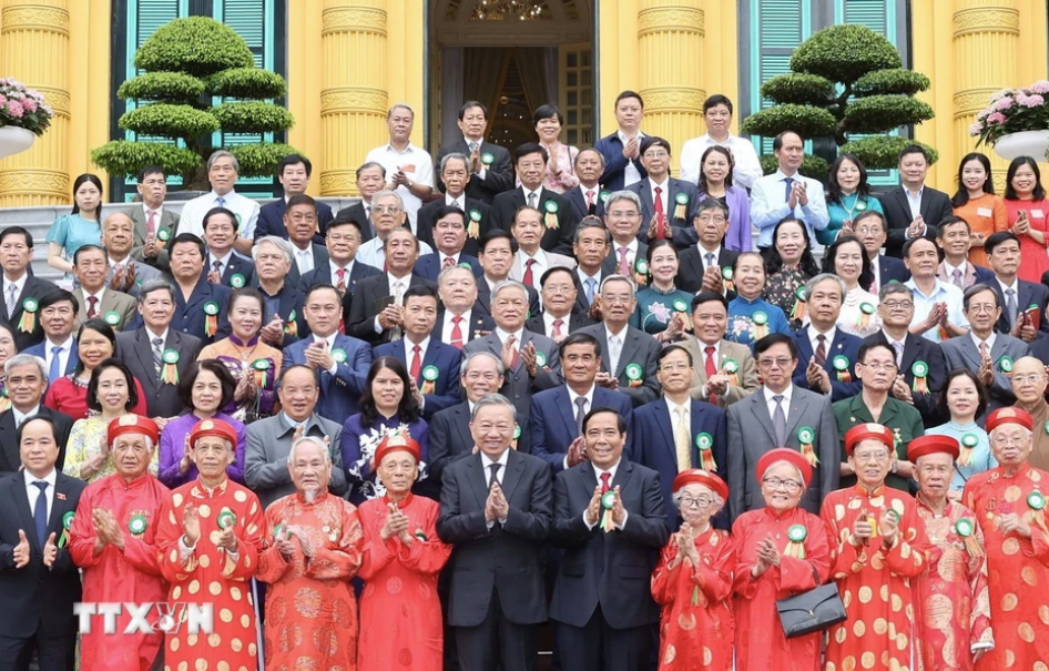 Chủ tịch nước Tô Lâm với đại biểu người cao tuổi tiêu biểu. Ảnh: Nhan Sáng/TTXVN