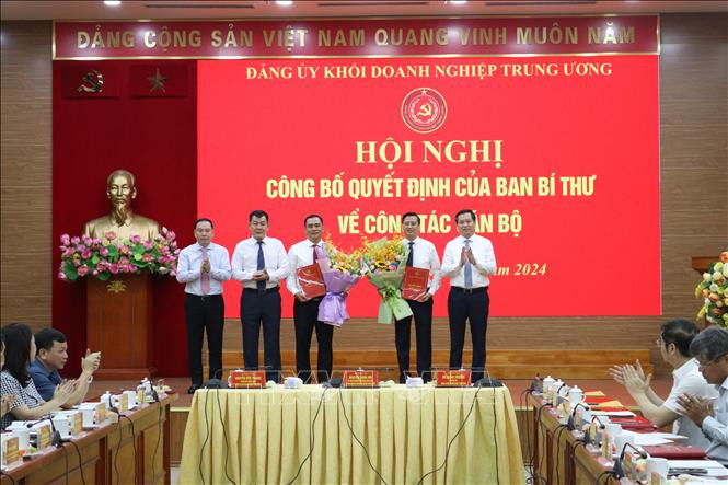 Bí thư Đảng ủy Khối Nguyễn Long Hải chúc mừng Trưởng ban Dân vận Đảng ủy Khối Vũ Trí Thắng và Chánh Văn phòng Đảng ủy Khối Vũ Đức Tú được bổ sung vào Ban Thường vụ Đảng bộ Khối nhiệm kỳ 2020-2025. Bí thư Đảng ủy Khối Nguyễn Long Hải chúc mừng Trưởng ban Dân vận Đảng ủy Khối Vũ Trí Thắng và Chánh Văn phòng Đảng ủy Khối Vũ Đức Tú được bổ sung vào Ban Thường vụ Đảng bộ Khối nhiệm kỳ 2020-2025.