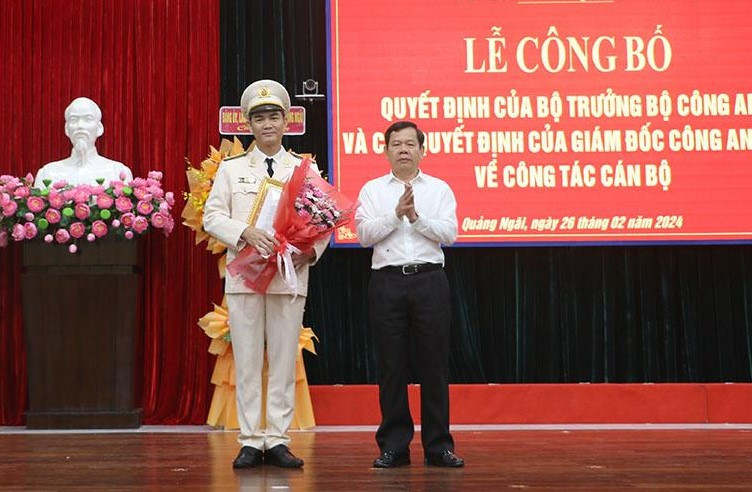 Chủ tịch UBND tỉnh Quảng Ngãi Đặng Văn Minh chúc mừng Đại tá Võ Văn Mai được bổ nhiệm Phó Giám đốc Công an tỉnh Quảng Ngãi. Ảnh: Báo Chính phủ Chủ tịch UBND tỉnh Quảng Ngãi Đặng Văn Minh chúc mừng Đại tá Võ Văn Mai được bổ nhiệm Phó Giám đốc Công an tỉnh Quảng Ngãi. Ảnh: Báo Chính phủ