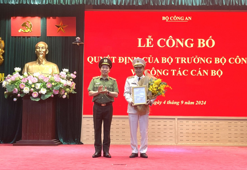 Thứ trưởng Lê Văn Tuyến trao Quyết định của Bộ trưởng Bộ Công an điều động Thiếu tướng Lưu Hồng Quảng giữ chức vụ Viện trưởng Viện Khoa học và công nghệ. Thứ trưởng Lê Văn Tuyến trao Quyết định của Bộ trưởng Bộ Công an điều động Thiếu tướng Lưu Hồng Quảng giữ chức vụ Viện trưởng Viện Khoa học và công nghệ.