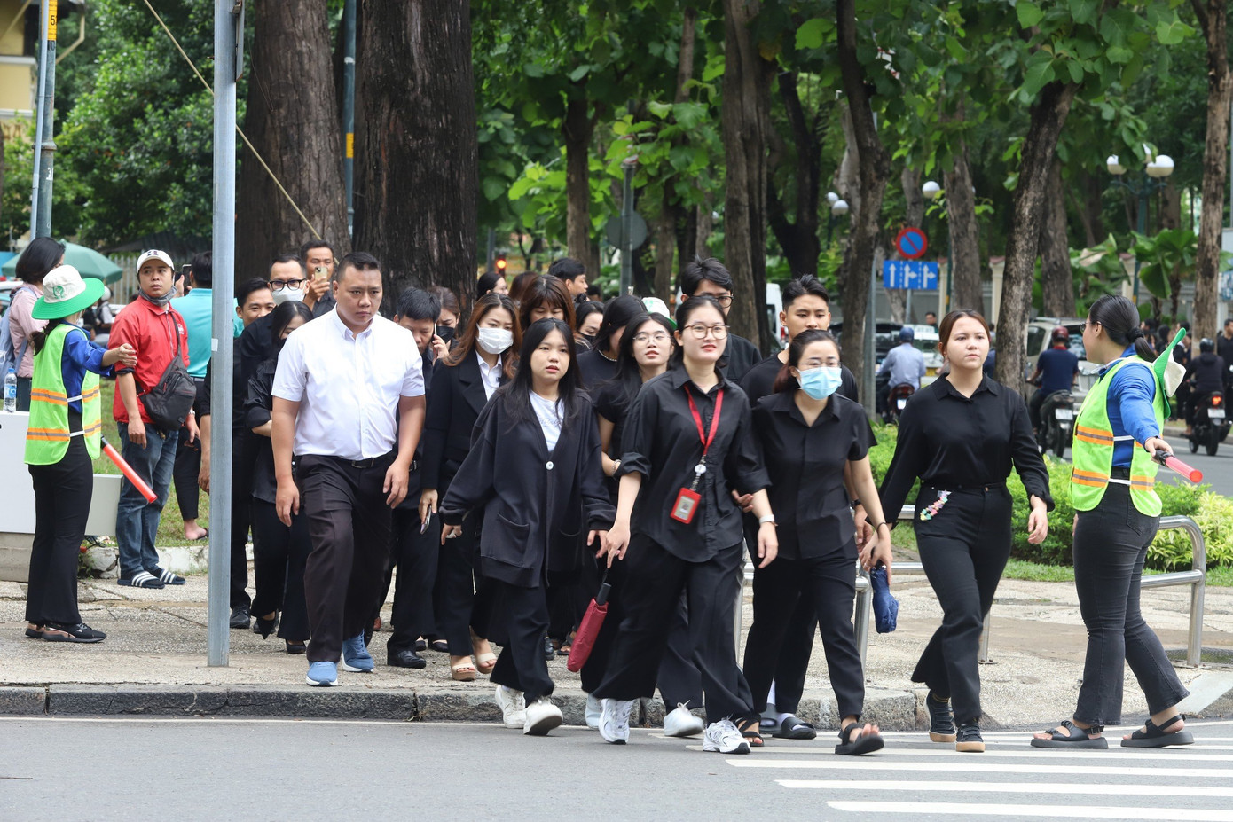 Các bạn tình nguyện viên tham gia hỗ trợ điều tiết giao thông, hướng dẫn người dân vào viếng Tổng Bí thư Nguyễn Phú Trọng tại Hội trường Thống Nhất (TPHCM).