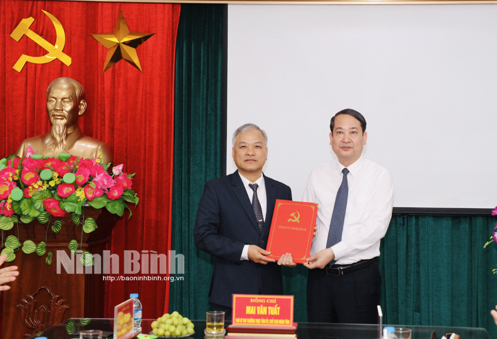 Ông Mai Văn Tuất, Phó Bí thư Thường trực Tỉnh ủy, Chủ tịch HĐND tỉnh Ninh Bình trao quyết định cho ông Hoàng Văn Sô. Ảnh: Báo Ninh Bình Ông Mai Văn Tuất, Phó Bí thư Thường trực Tỉnh ủy, Chủ tịch HĐND tỉnh Ninh Bình trao quyết định cho ông Hoàng Văn Sô. Ảnh: Báo Ninh Bình