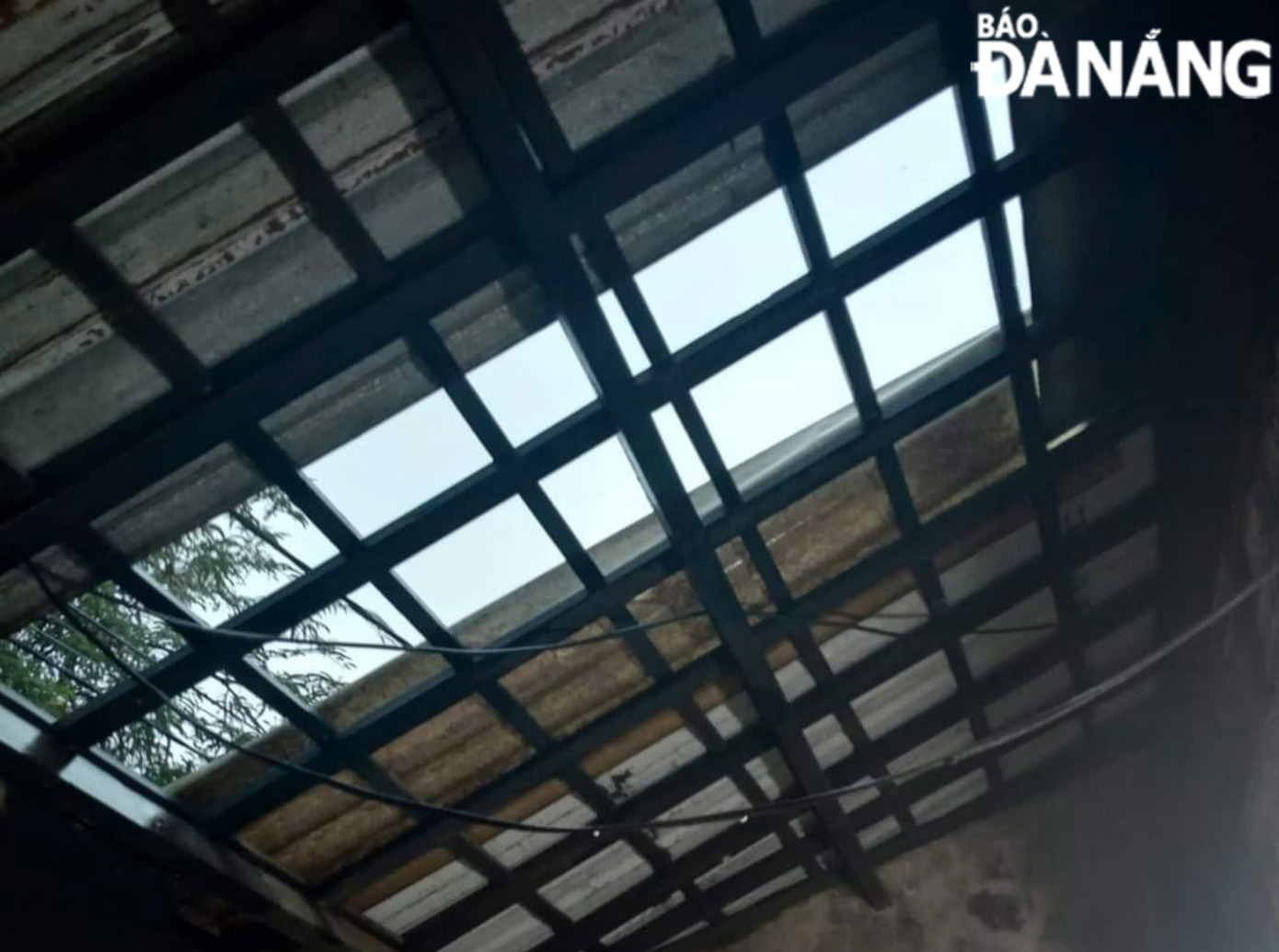 Nhà người dân tại xã Hòa Sơn (huyện Hòa Vang) bị tốc mái tôn trong sáng 27/10. Ảnh: Báo Đà Nẵng Nhà người dân tại xã Hòa Sơn (huyện Hòa Vang) bị tốc mái tôn trong sáng 27/10. Ảnh: Báo Đà Nẵng