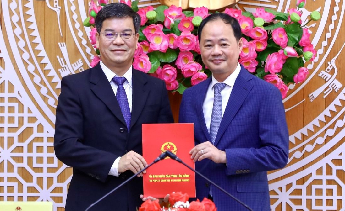 Chủ tịch UBND tỉnh Lâm Đồng Trần Hồng Thái (phải) trao quyết định cho tân Chánh Văn phòng UBND tỉnh Chủ tịch UBND tỉnh Lâm Đồng Trần Hồng Thái (phải) trao quyết định cho tân Chánh Văn phòng UBND tỉnh