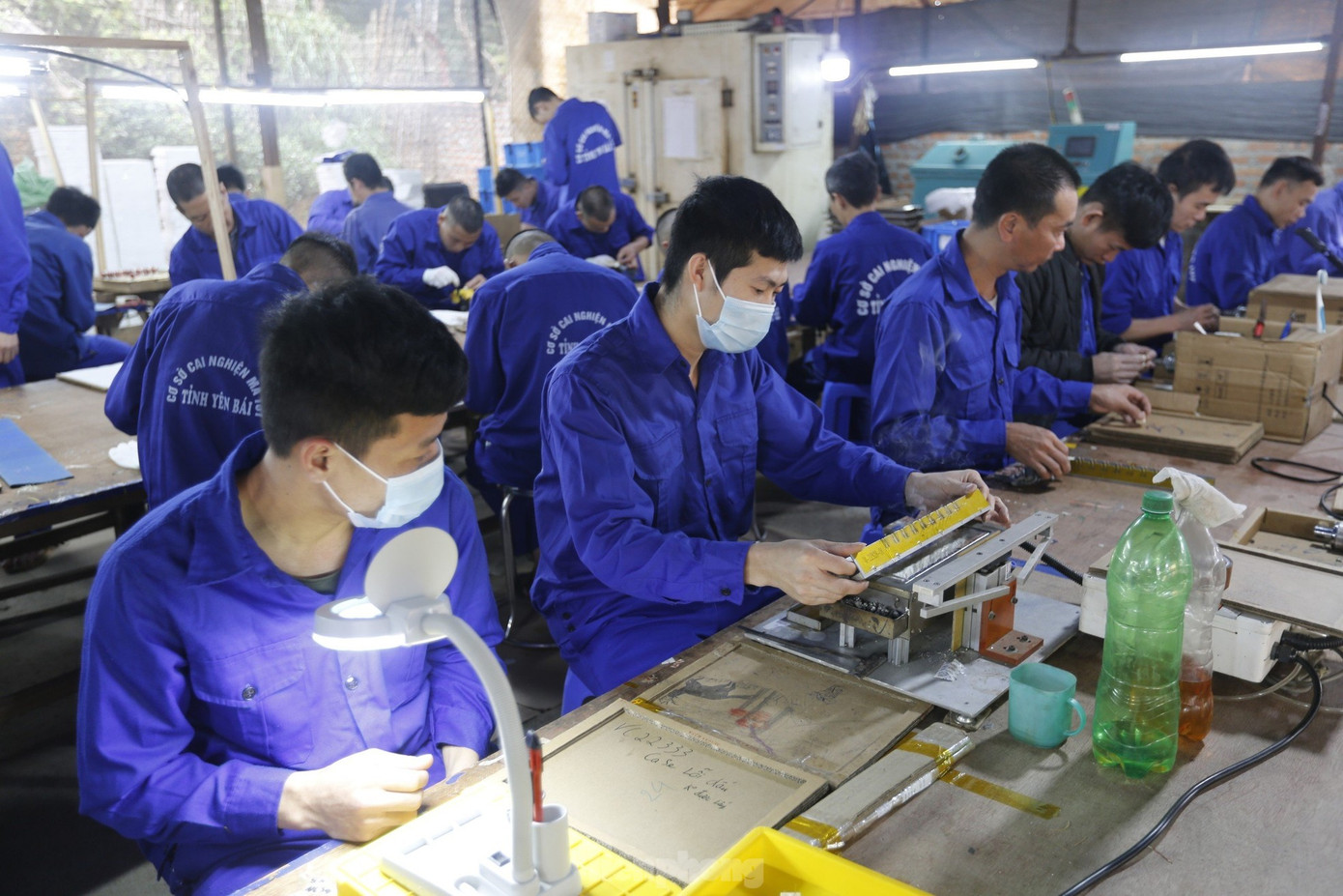 Học viên N.T.V (SN 1970, ở phường Nguyễn Thái Học, TP Yên Bái) tâm sự, ở trong trại, các cán bộ động viên, hỗ trợ tạo điều kiện rất tốt cho việc cai nghiện. Các học viên ở trong cơ sở được tự do hoạt động, không phải chịu cảnh nhốt trong phòng, không gian hoạt động rộng rãi, giúp tư tưởng thoải mái, yên tâm cai nghiện, không còn tâm trạng lo sợ, tự ti như lúc mới vào. Theo thống kê của Cơ sở cai nghiện ma túy, hiện đơn vị đang tiếp nhận và cai nghiện cho 793 học viên. Trong đó, có 193 học viên mới vào từ tháng 1/2024. Cơ sở cai nghiện cũng đang điều trị đối với 15 học viên là nữ. Con số này vượt sức chứa của cơ sở là 793/600.