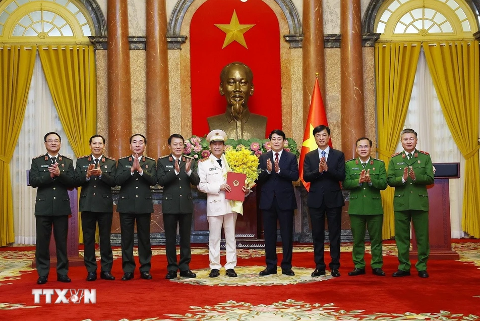 Chủ tịch nước Lương Cường và Lãnh đạo Bộ Công an chúc mừng Thượng tướng Lê Quốc Hùng, Thứ trưởng Bộ Công an. Ảnh: Lâm Khánh/TTXVN