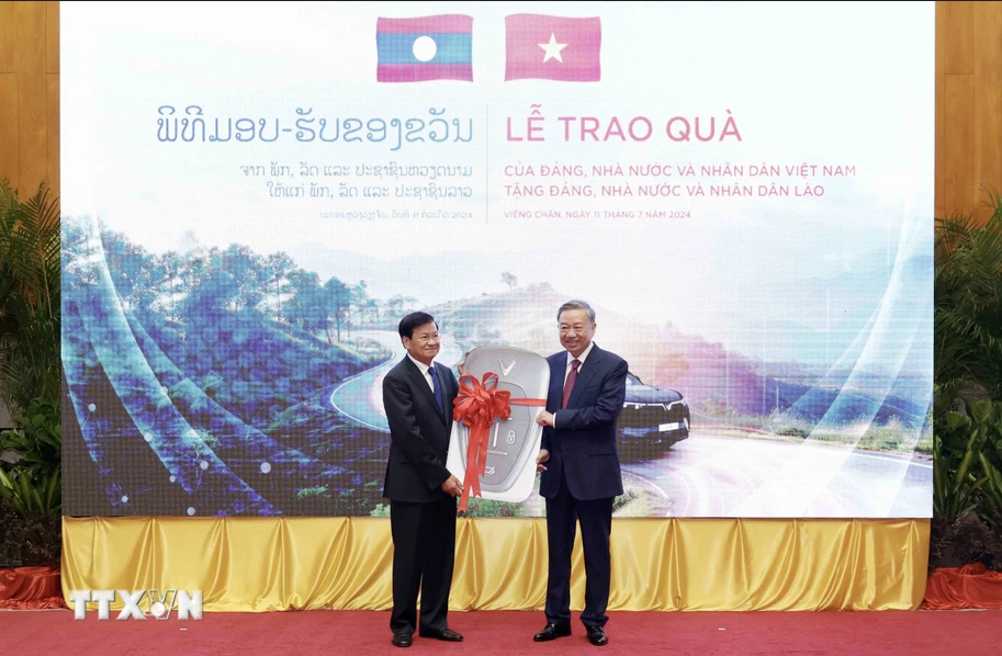Chủ tịch nước Tô Lâm thực hiện nghi thức trao chìa khóa xe ôtô Vinfast VF9 cho Tổng Bí thư, Chủ tịch nước Lào Thongloun Sisoulith. (Ảnh: Nhan Sáng/TTXVN)