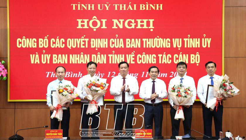 Lãnh đạo tỉnh Thái Bình trao quyết định và tặng hoa chúc mừng các cán bộ được điều động, bổ nhiệm. Ảnh: Báo Thái Bình