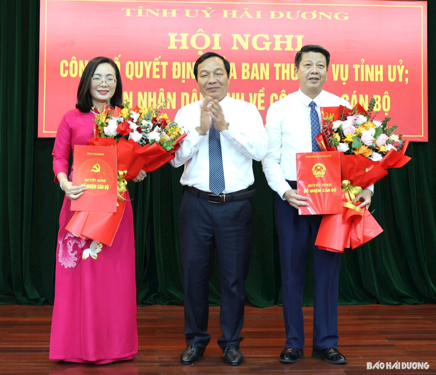 Phó Bí thư Thường trực Tỉnh uỷ Lê Văn Hiệu trao quyết định và tặng hoa cho hai cán bộ được điều động, bổ nhiệm. Ảnh: Báo Hải Dương