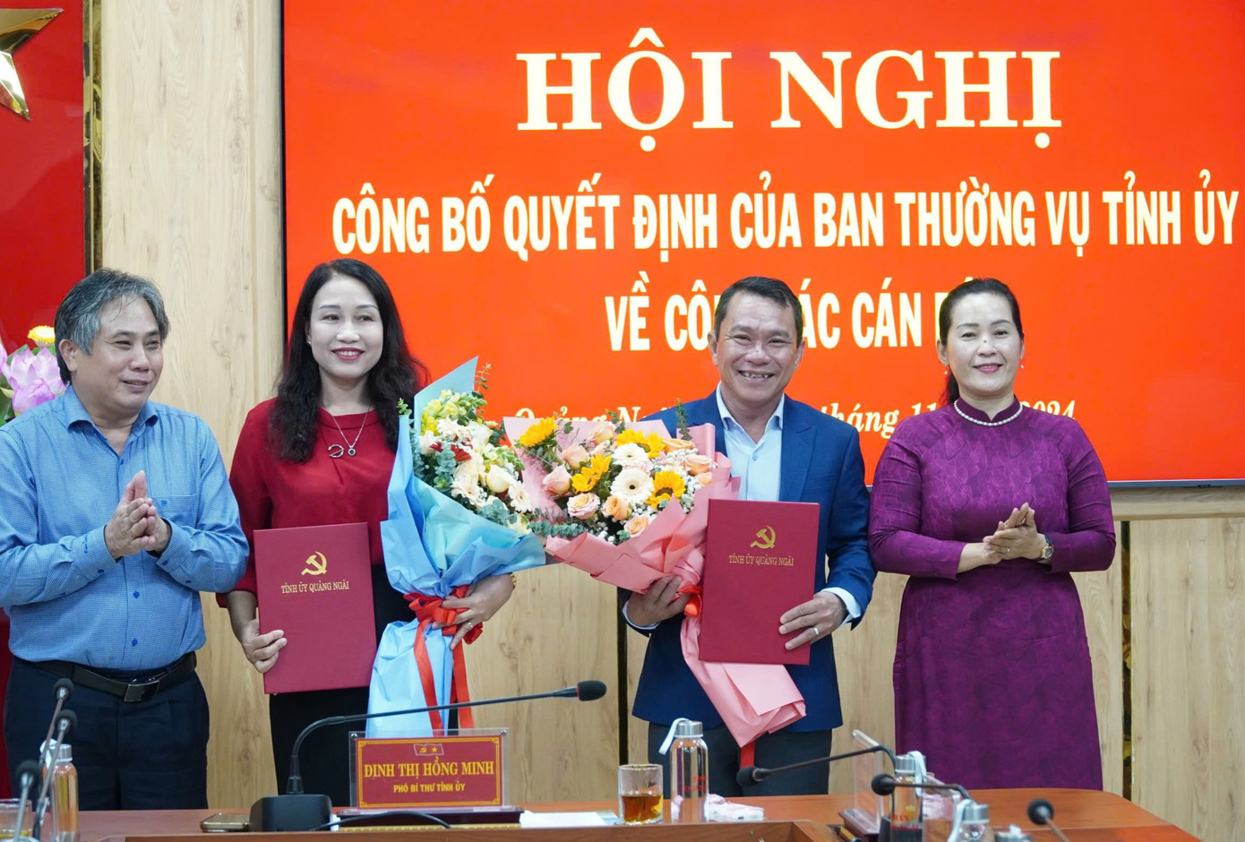 Phó Bí thư Tỉnh ủy Quảng Ngãi Đinh Thị Hồng Minh (bìa phải) trao quyết định và tặng hoa chúc mừng ông Võ Văn Đồng và bà Võ Thị Tuyết Nhung nhận nhiệm vụ mới.