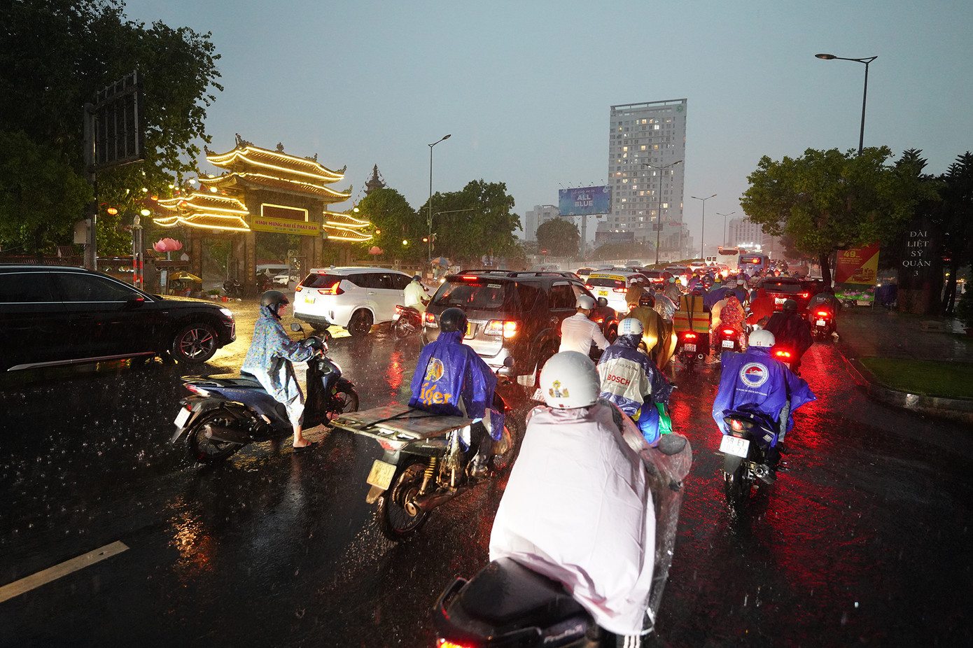 Mưa lớn đúng giờ tan sở khiến nhiều tuyến đường bị ùn ứ.