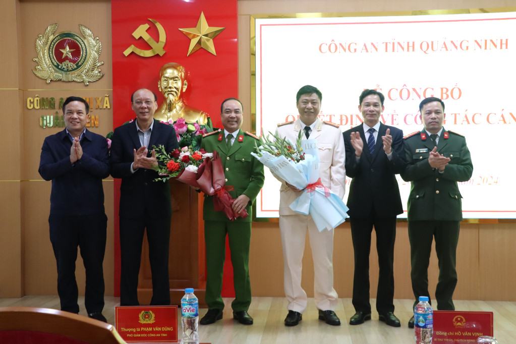 Lãnh đạo Công an tỉnh và lãnh đạo thị xã Quảng Yên tặng hoa chúc mừng 2 đồng chí được điều động.