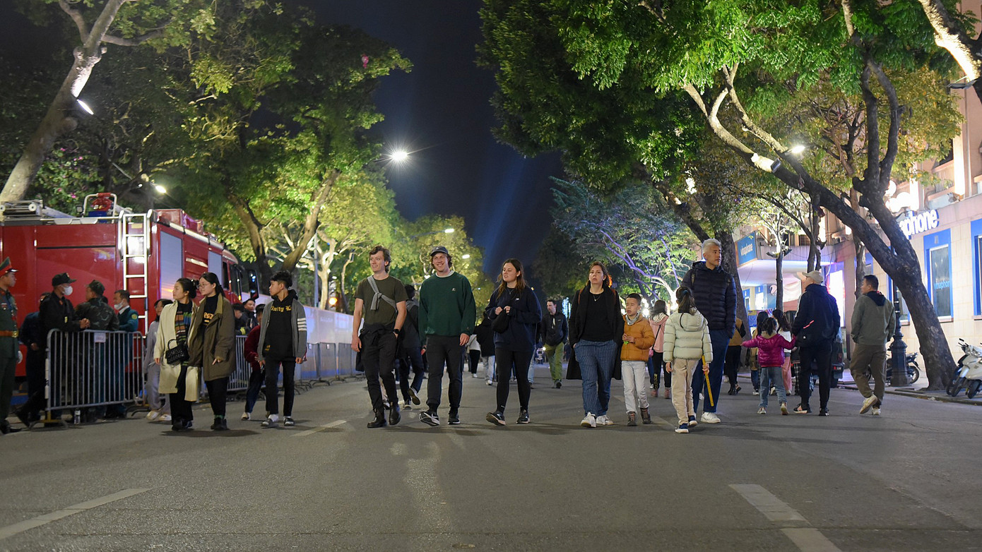 Càng về khuya, lượng người đổ về khu vực hồ Gươm càng đông. Càng về khuya, lượng người đổ về khu vực hồ Gươm càng đông.