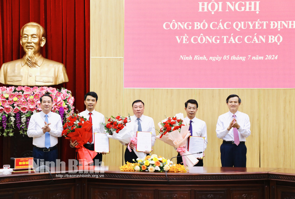 Lãnh đạo Ninh Bình trao quyết định và tặng hoa cho các cán bộ được giao nhiệm vụ mới. Ảnh: Báo Ninh Bình. Lãnh đạo Ninh Bình trao quyết định và tặng hoa cho các cán bộ được giao nhiệm vụ mới. Ảnh: Báo Ninh Bình.