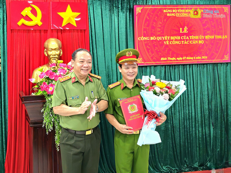Trao quyết định cho Thượng tá Ung Chiêu Thành. Trao quyết định cho Thượng tá Ung Chiêu Thành.