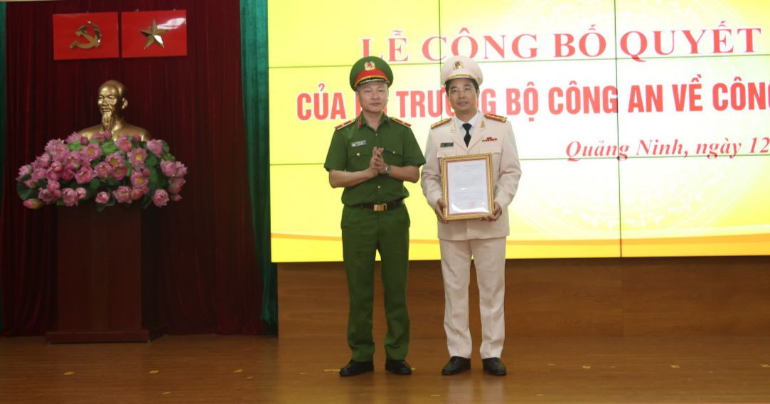 Thứ trưởng Bộ Công an Nguyễn Ngọc Lâm trao Quyết định của Bộ trưởng Bộ Công an về việc điều động Đại tá Trần Văn Phúc - Giám đốc Công an tỉnh Thái Bình, đến nhận công tác và giữ chức vụ Giám đốc Công an tỉnh Quảng Ninh. Ảnh: CA tỉnh Quảng Ninh. Thứ trưởng Bộ Công an Nguyễn Ngọc Lâm trao Quyết định của Bộ trưởng Bộ Công an về việc điều động Đại tá Trần Văn Phúc - Giám đốc Công an tỉnh Thái Bình, đến nhận công tác và giữ chức vụ Giám đốc Công an tỉnh Quảng Ninh. Ảnh: CA tỉnh Quảng Ninh.