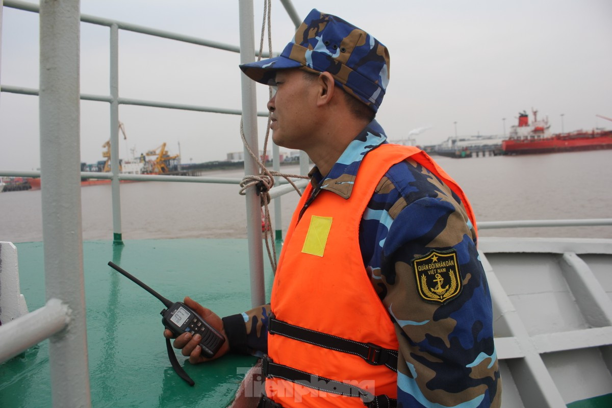 Trong ngày cuối cùng của năm âm lịch, có con tàu hối hả cập bến để ngư dân kịp về nhà quây quần bên mâm cơm đoàn viên thì lại có con tàu chở theo những người lính biển nhổ neo ra khơi thực hiện nhiệm vụ bảo vệ chủ quyền biển, đảo thiêng liêng của Tổ quốc. (XEM CHI TIẾT) Trong ngày cuối cùng của năm âm lịch, có con tàu hối hả cập bến để ngư dân kịp về nhà quây quần bên mâm cơm đoàn viên thì lại có con tàu chở theo những người lính biển nhổ neo ra khơi thực hiện nhiệm vụ bảo vệ chủ quyền biển, đảo thiêng liêng của Tổ quốc. (XEM CHI TIẾT)