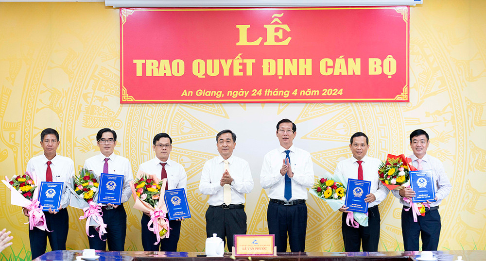 Phó Chủ tịch UBND tỉnh An Giang Lê Văn Phước và Trưởng ban Tổ chức Tỉnh ủy An Giang Ngô Hồng Yến trao quyết định công tác cán bộ. Ảnh: Báo An Giang Phó Chủ tịch UBND tỉnh An Giang Lê Văn Phước và Trưởng ban Tổ chức Tỉnh ủy An Giang Ngô Hồng Yến trao quyết định công tác cán bộ. Ảnh: Báo An Giang