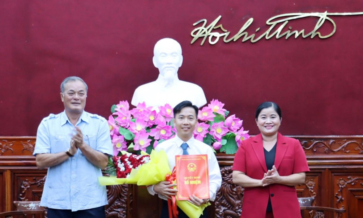 Trao quyết định cho ông Đặng Thanh Hoàng, tân Phó Giám đốc Sở Nội vụ tỉnh Bình Phước Trao quyết định cho ông Đặng Thanh Hoàng, tân Phó Giám đốc Sở Nội vụ tỉnh Bình Phước