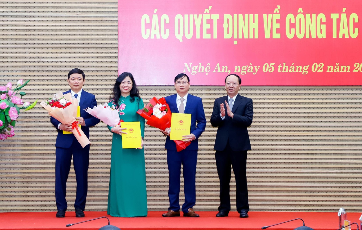 Trao quyết định, tặng hoa cho các đồng chí được bổ nhiệm.