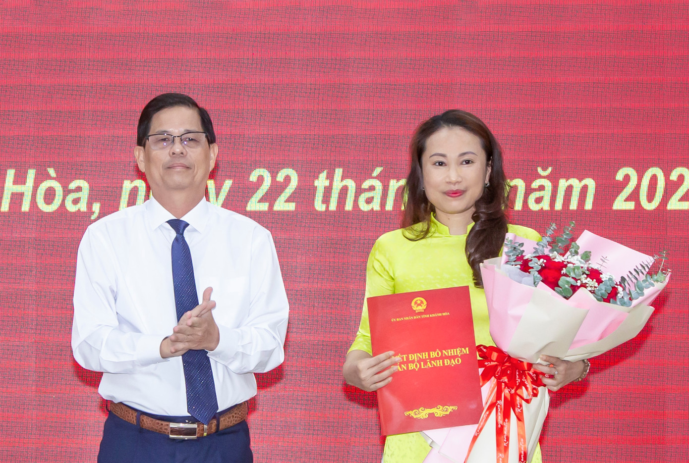 Ông Nguyễn Tấn Tuân trao quyết định cho bà Phan Hải Thoại. Ảnh: Báo Khánh Hòa Ông Nguyễn Tấn Tuân trao quyết định cho bà Phan Hải Thoại. Ảnh: Báo Khánh Hòa