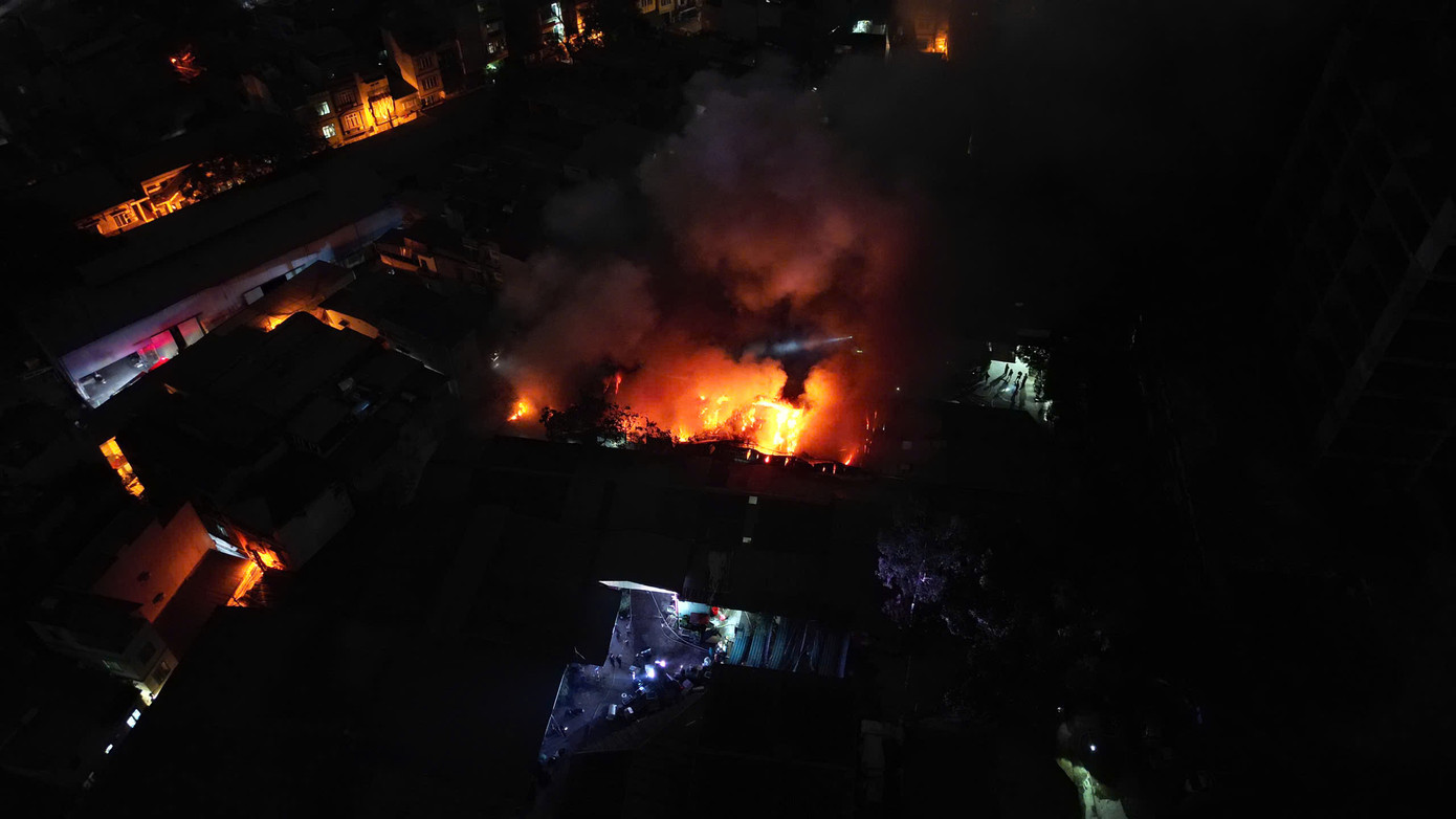 Người dân địa phương cho biết, vào khoảng 22h hôm nay (18/11), khói đen cùng lửa ngùn ngụt bốc lên từ một kho hàng lụp xụp nằm ở cuối ngõ 115, phố Định Công (quận Hoàng Mai, Hà Nội).