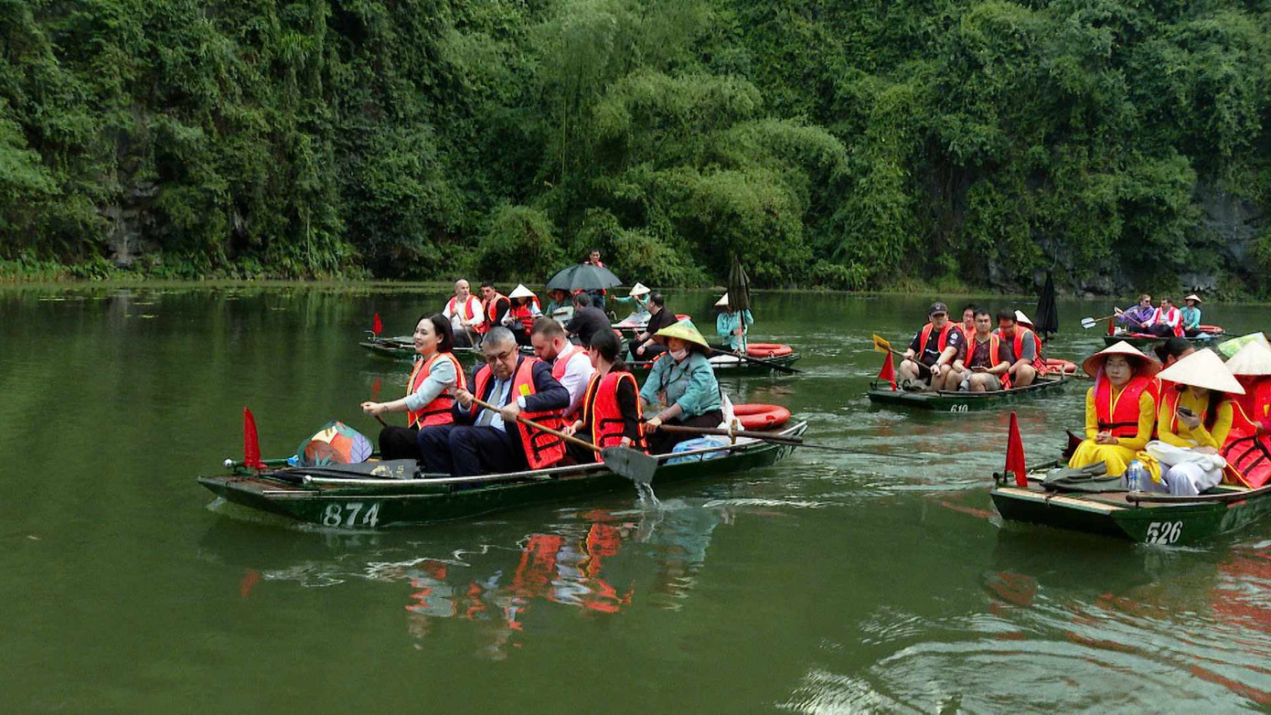Đoàn công tác tại khu Danh thắng Tràng An.