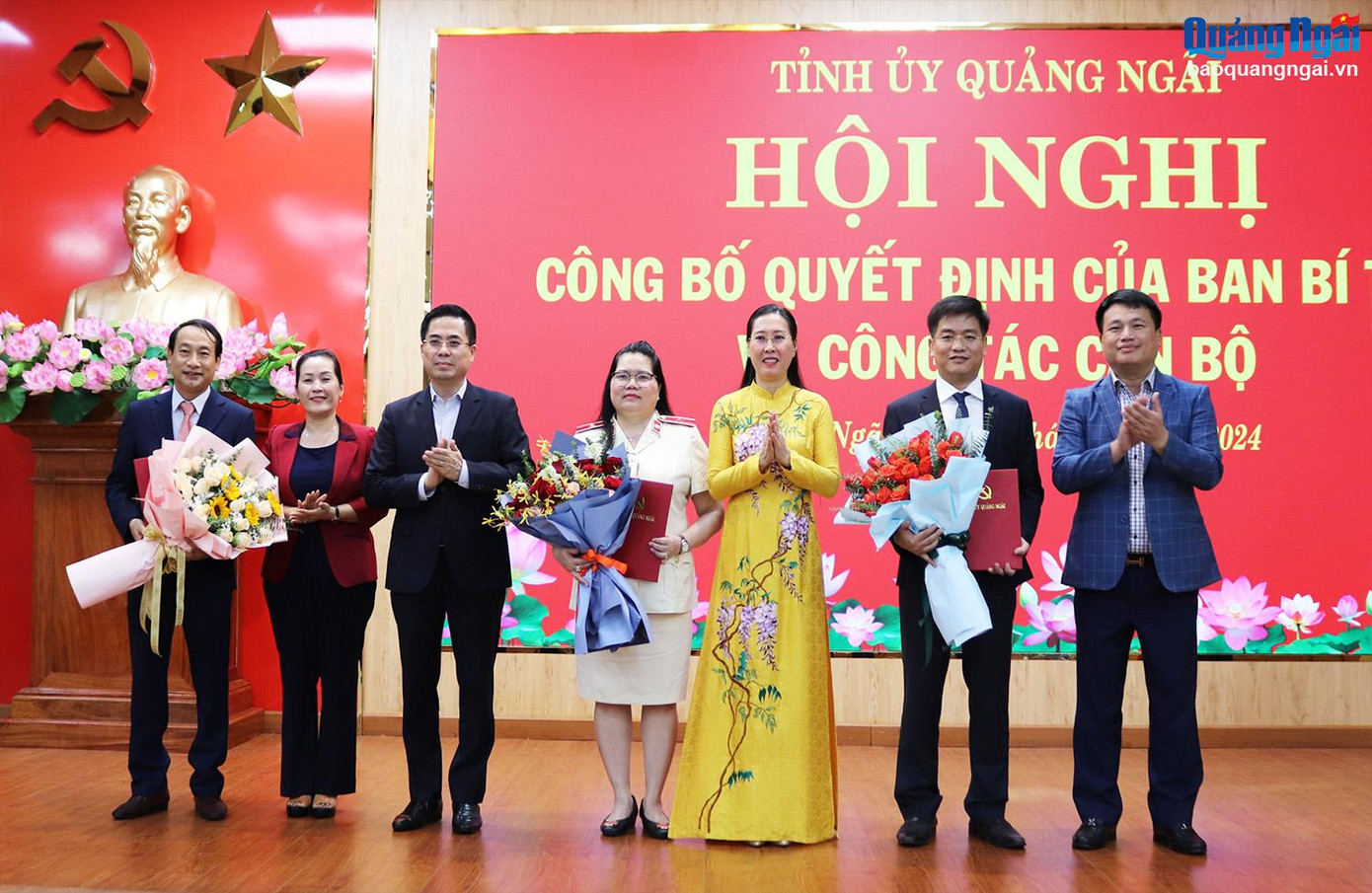 Lãnh đạo tỉnh Quảng Ngãi trao quyết định và tặng hoa chúc mừng 3 cán bộ được chỉ định tham gia Ban Chấp hành Đảng bộ tỉnh nhiệm kỳ 2020 - 2025. Ảnh: Báo Quảng Ngãi Lãnh đạo tỉnh Quảng Ngãi trao quyết định và tặng hoa chúc mừng 3 cán bộ được chỉ định tham gia Ban Chấp hành Đảng bộ tỉnh nhiệm kỳ 2020 - 2025. Ảnh: Báo Quảng Ngãi